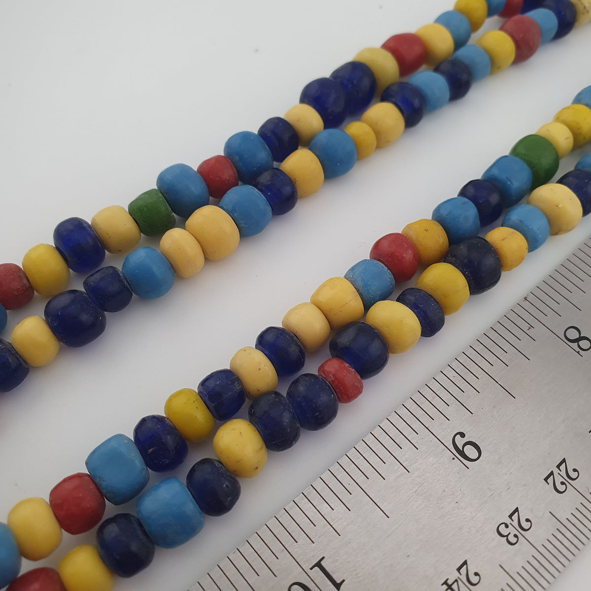 Collier de perles de verre multicolores, style égyptien africain antique