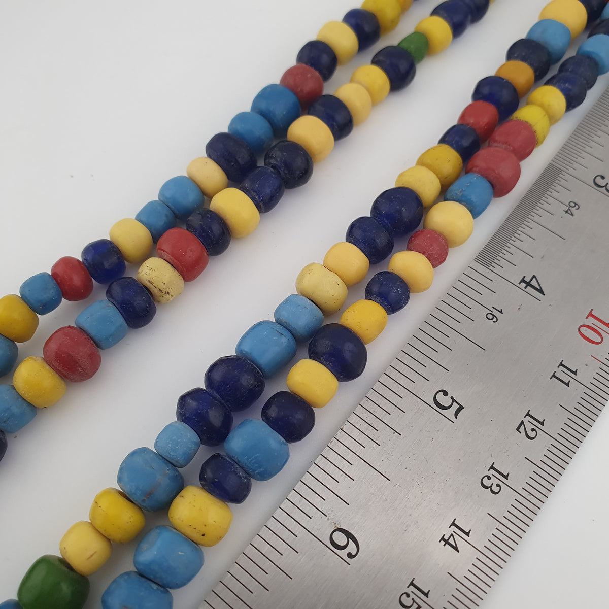 Collier de perles de verre multicolores, style égyptien africain antique