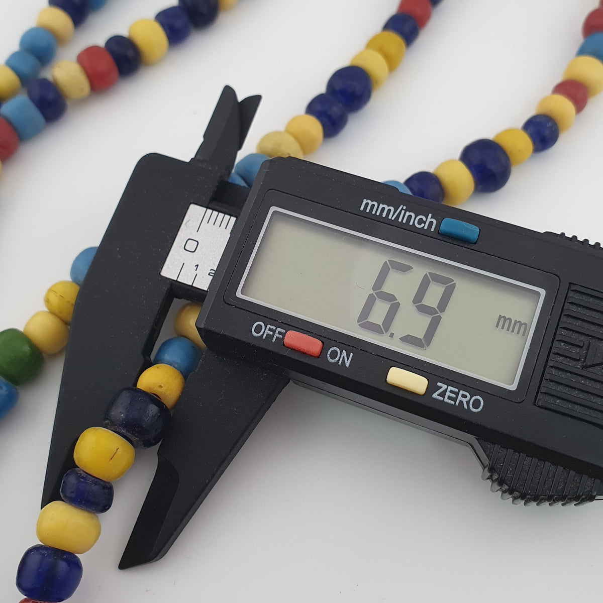 Collier de perles de verre multicolores, style égyptien africain antique