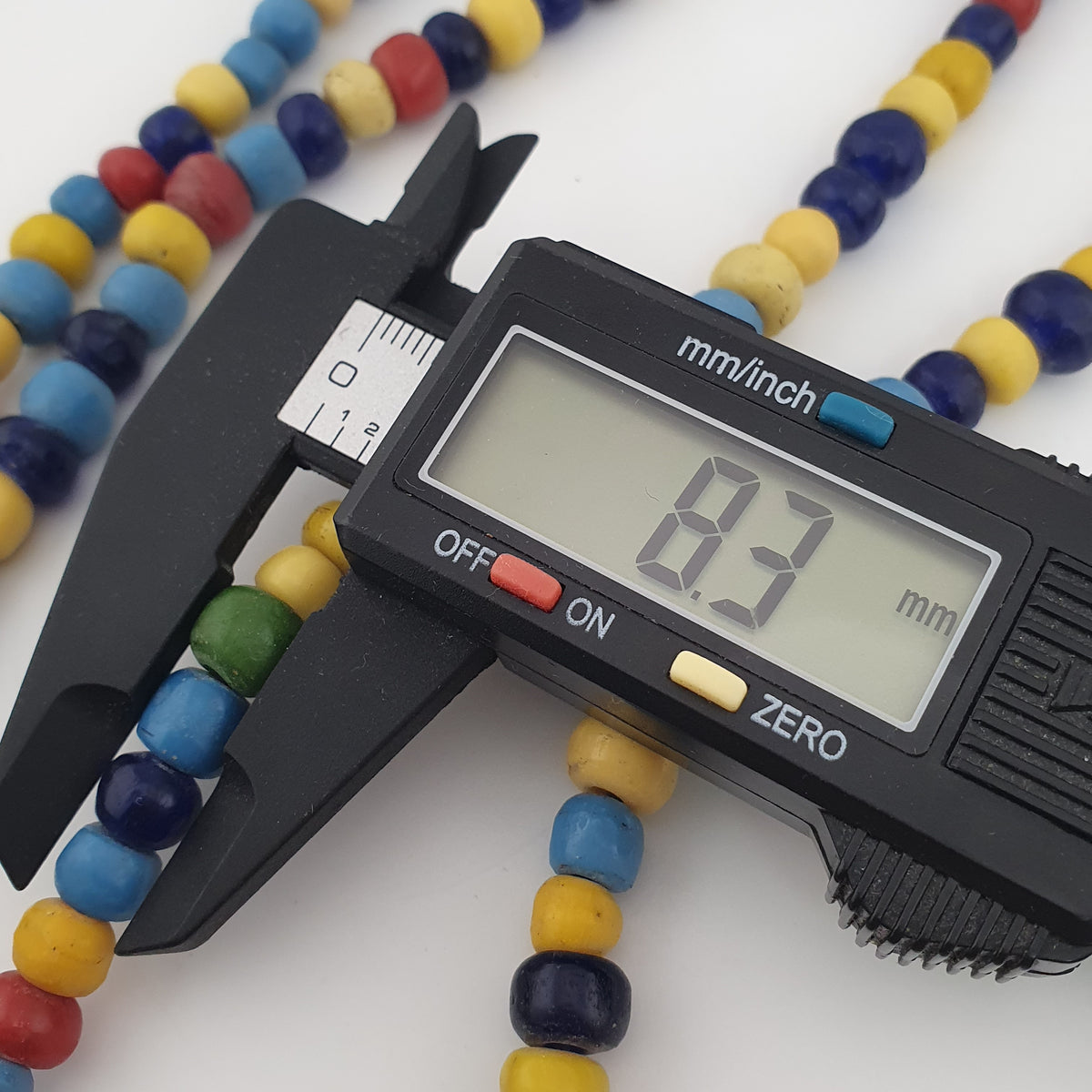 Collier de perles de verre multicolores, style égyptien africain antique