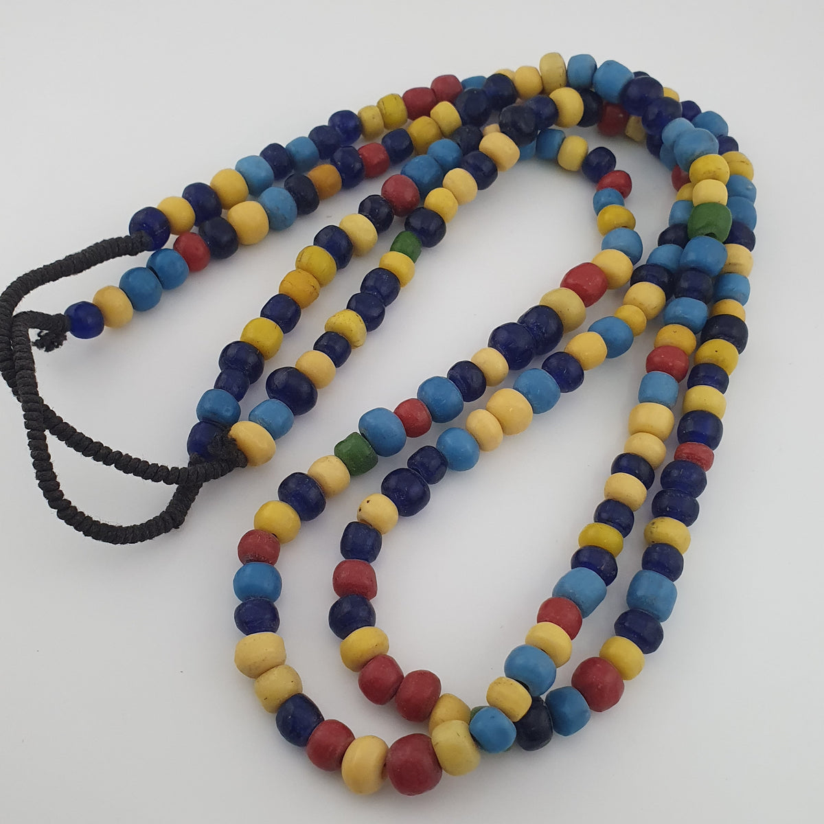Collier de perles de verre multicolores, style égyptien africain antique