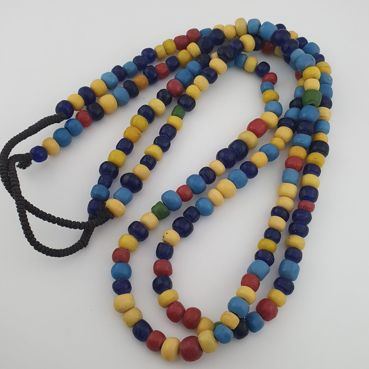 Collier de perles de verre multicolores, style égyptien africain antique