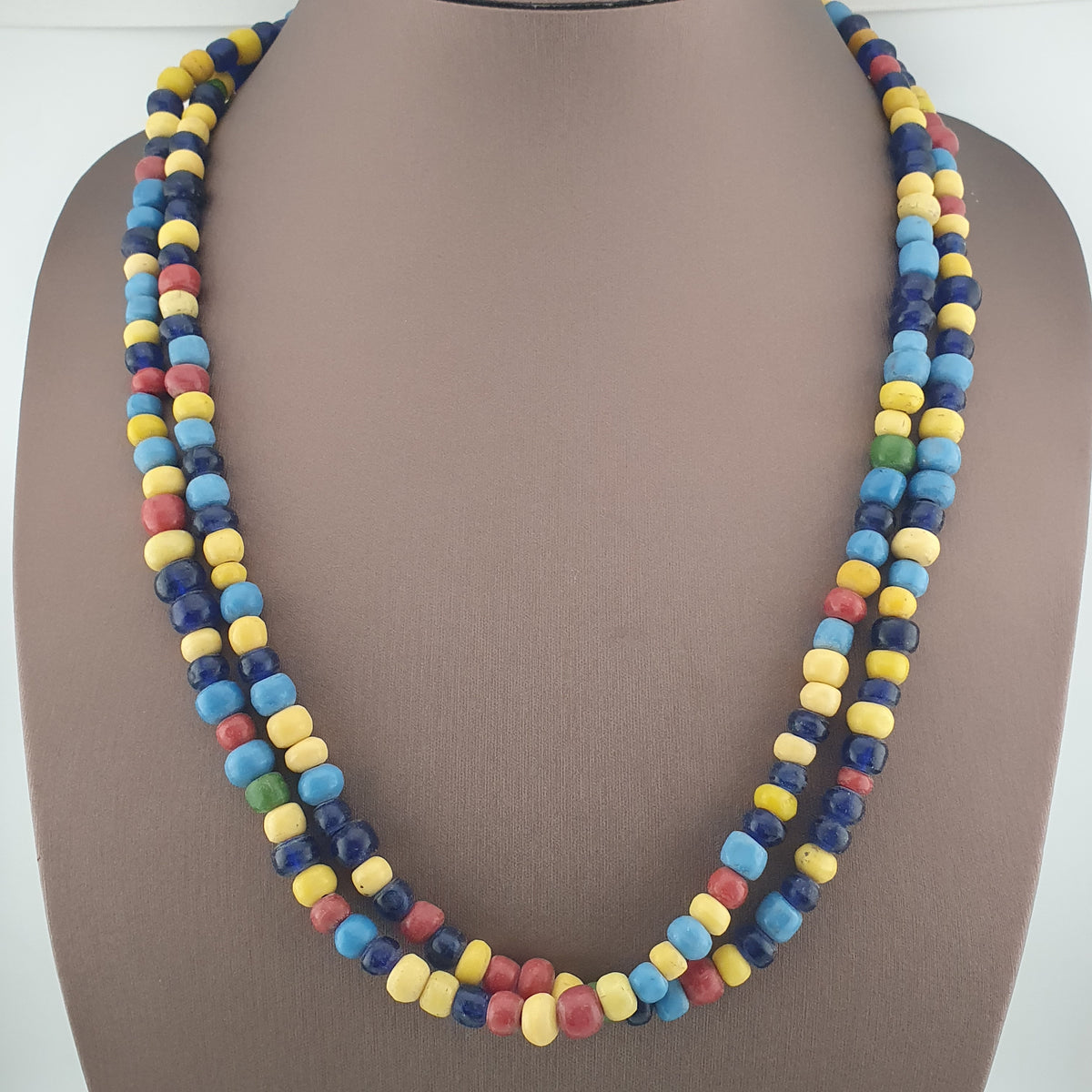 Collier de perles de verre multicolores, style égyptien africain antique