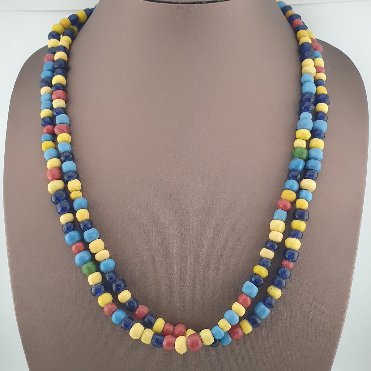 Collier de perles de verre multicolores, style égyptien africain antique
