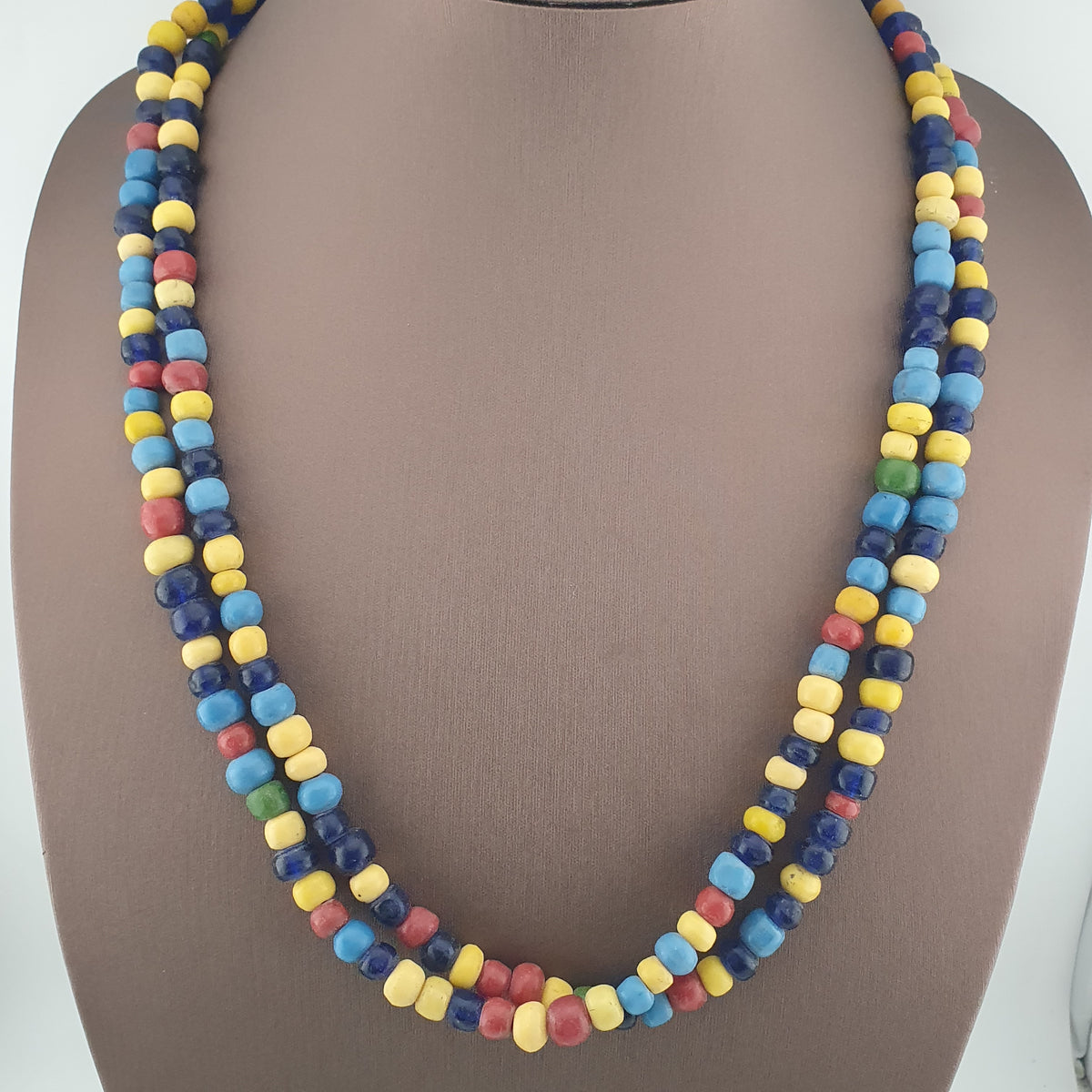 Collier de perles de verre multicolores, style égyptien africain antique