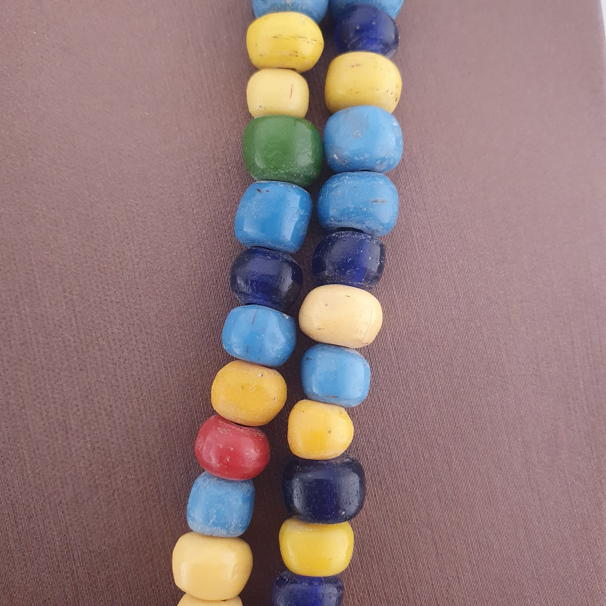 Collier de perles de verre multicolores, style égyptien africain antique