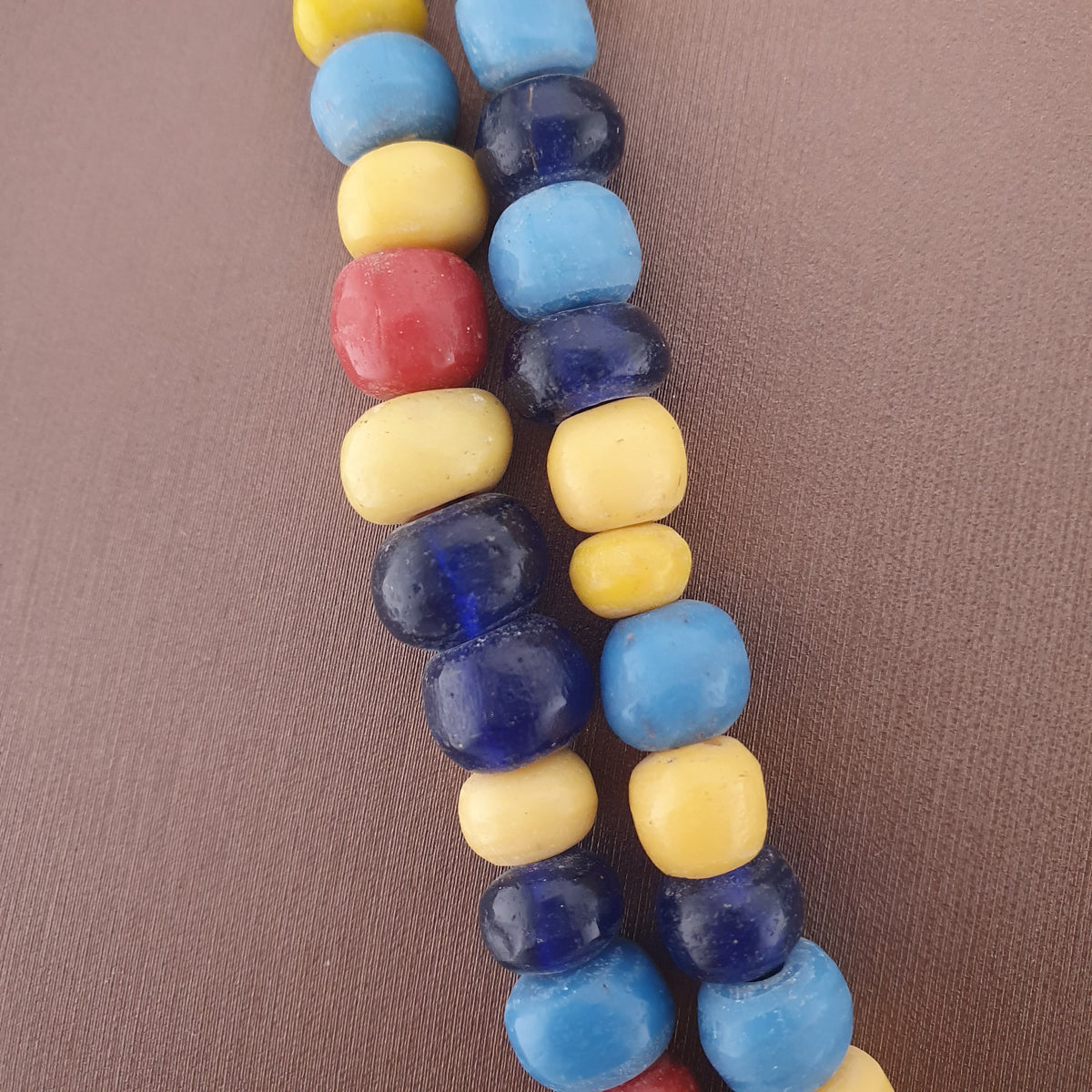 Collier de perles de verre multicolores, style égyptien africain antique