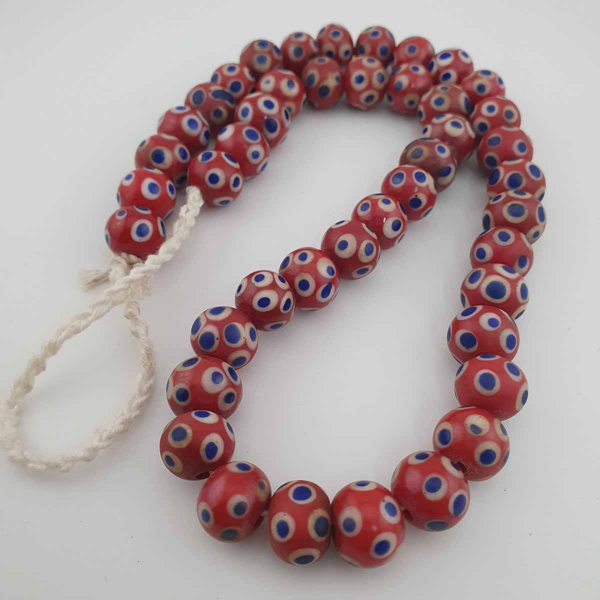Collier de perles de verre rouges Mille Yeux bleus de style vénitien antique