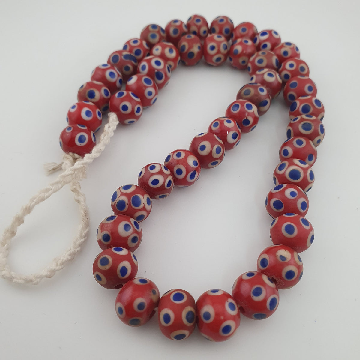 Collier de perles de verre rouges Mille Yeux bleus de style vénitien antique