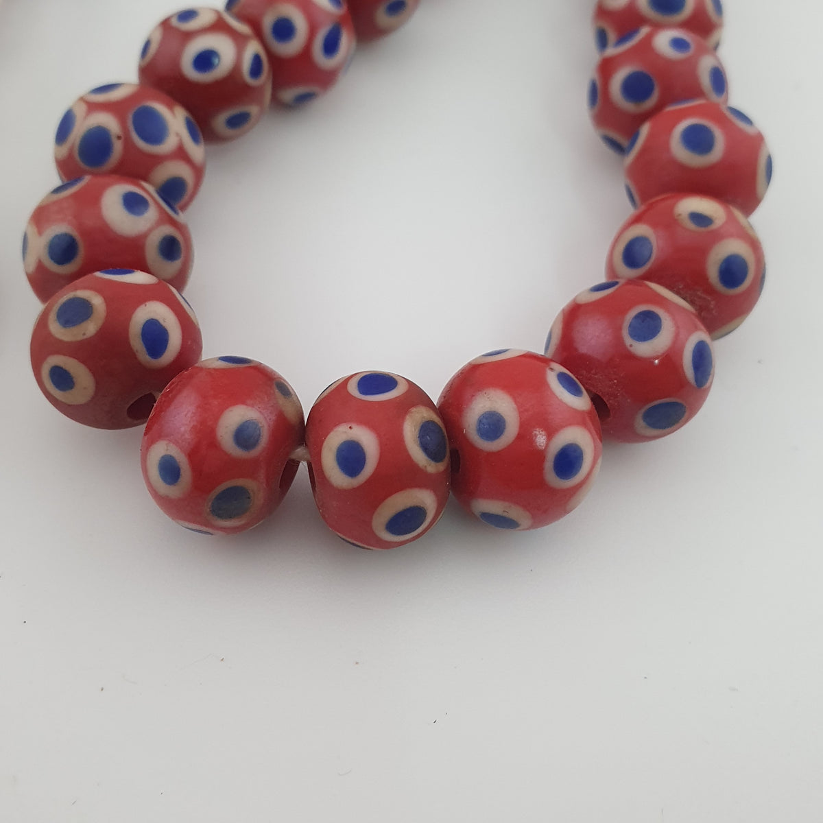 Collier de perles de verre rouges Mille Yeux bleus de style vénitien antique