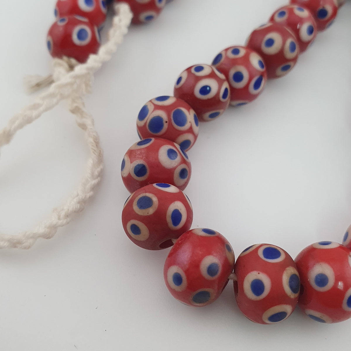 Collier de perles de verre rouges Mille Yeux bleus de style vénitien antique
