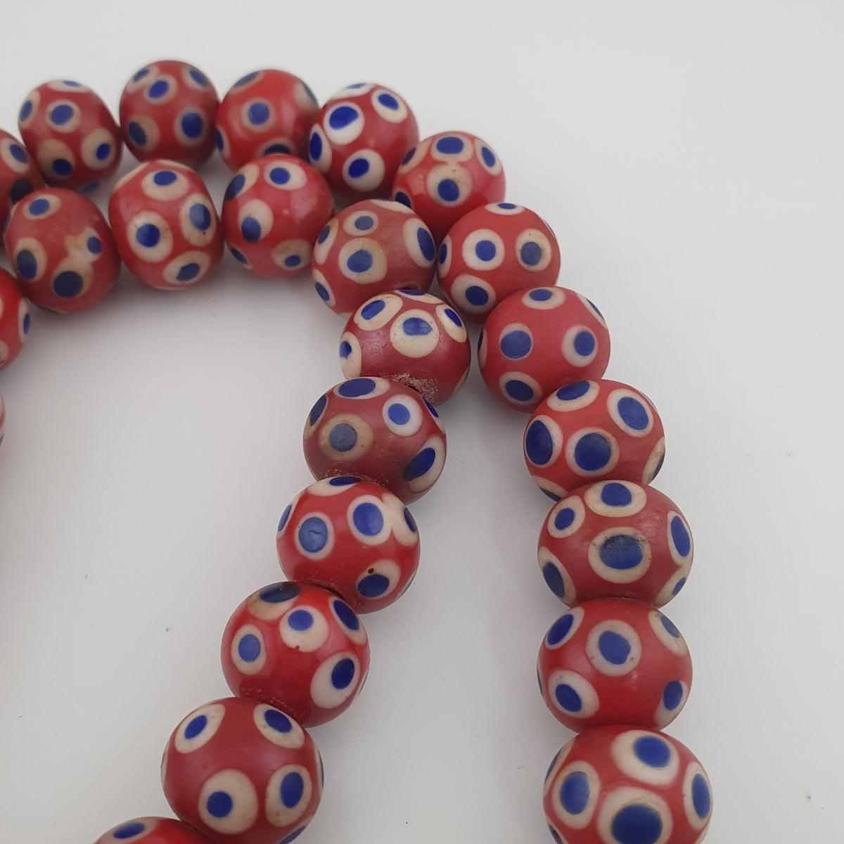 Collier de perles de verre rouges Mille Yeux bleus de style vénitien antique