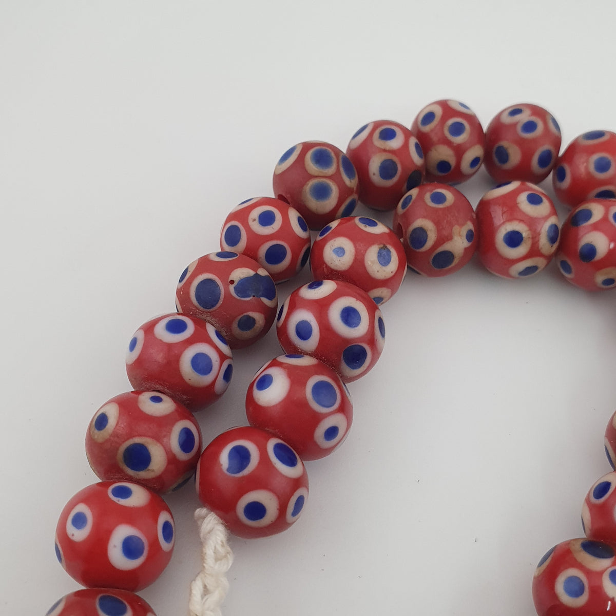 Collier de perles de verre rouges Mille Yeux bleus de style vénitien antique
