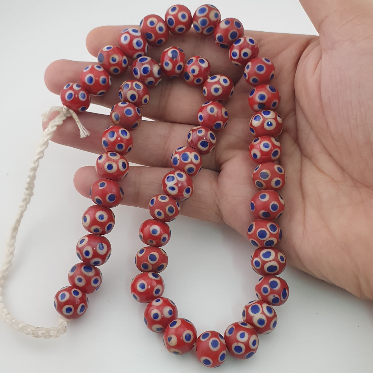 Collier de perles de verre rouges Mille Yeux bleus de style vénitien antique