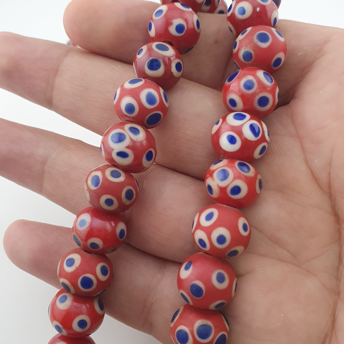 Collier de perles de verre rouges Mille Yeux bleus de style vénitien antique