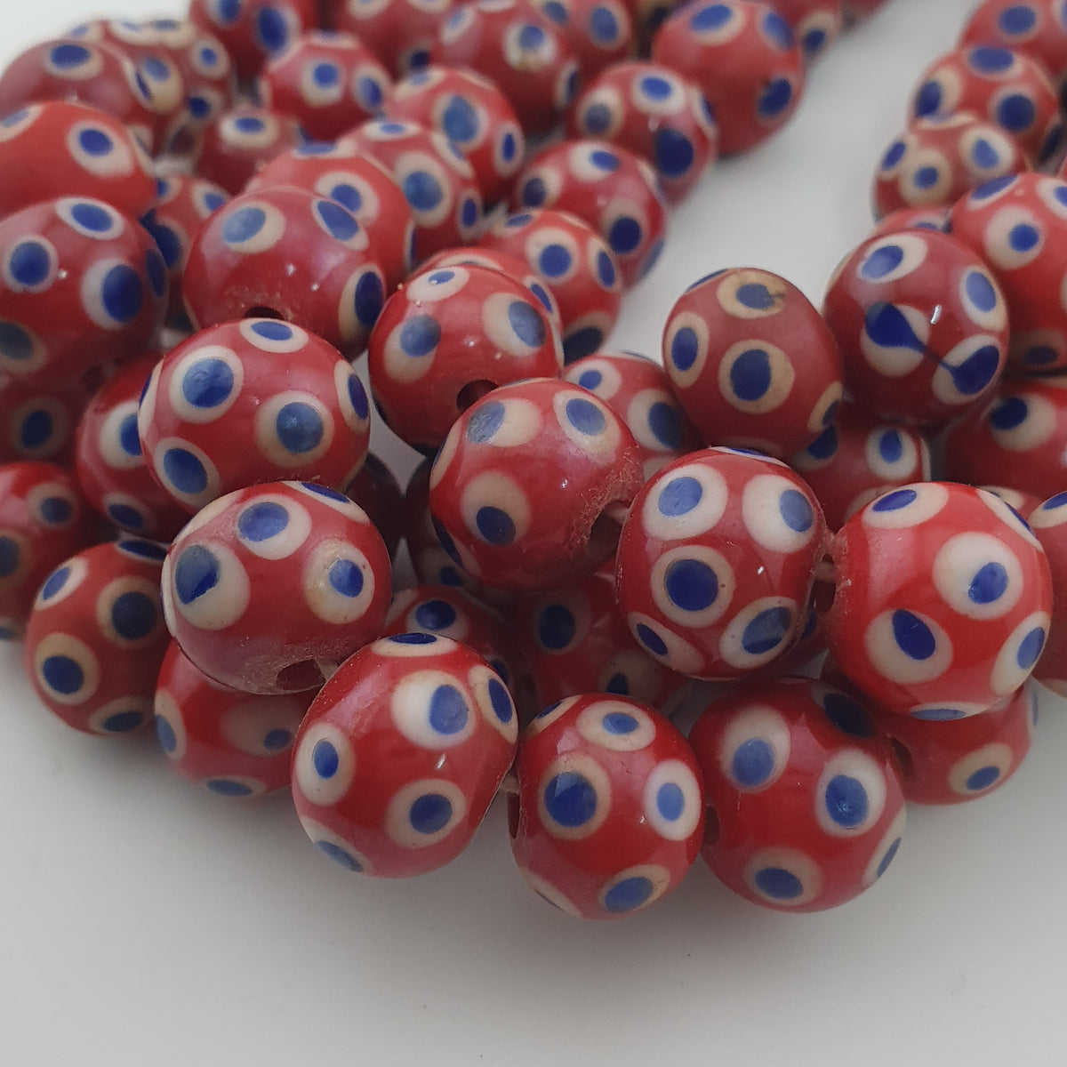 Collier de perles de verre rouges Mille Yeux bleus de style vénitien antique