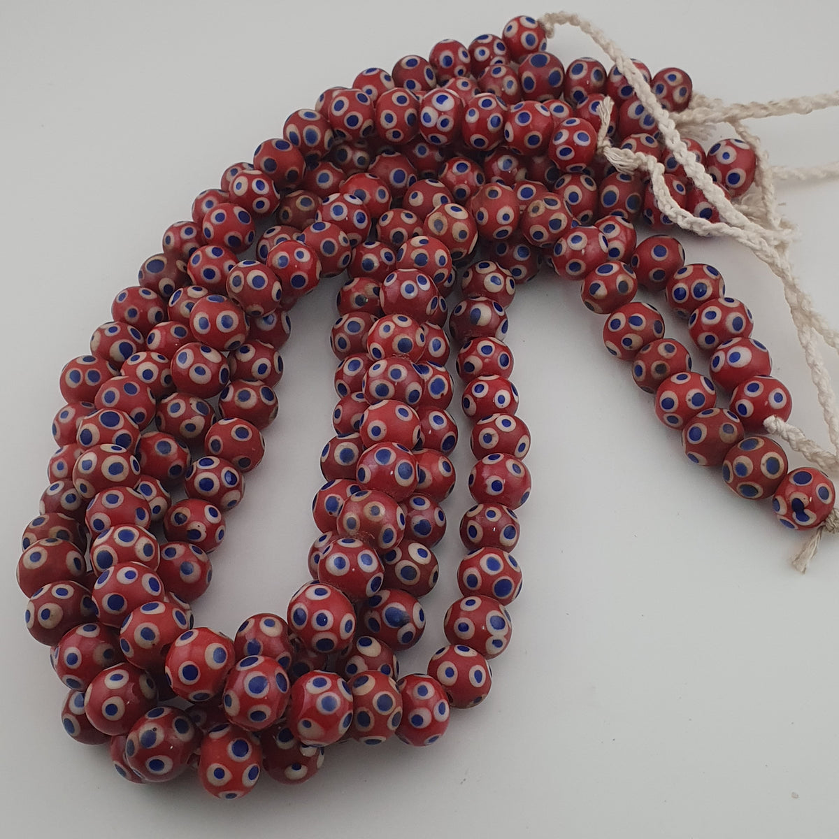 Collier de perles de verre rouges Mille Yeux bleus de style vénitien antique