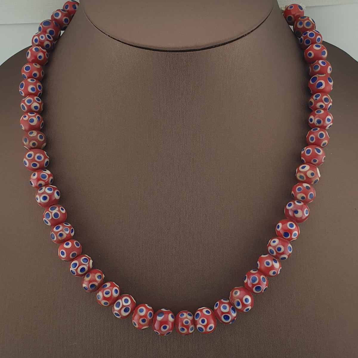 Collier de perles de verre rouges Mille Yeux bleus de style vénitien antique