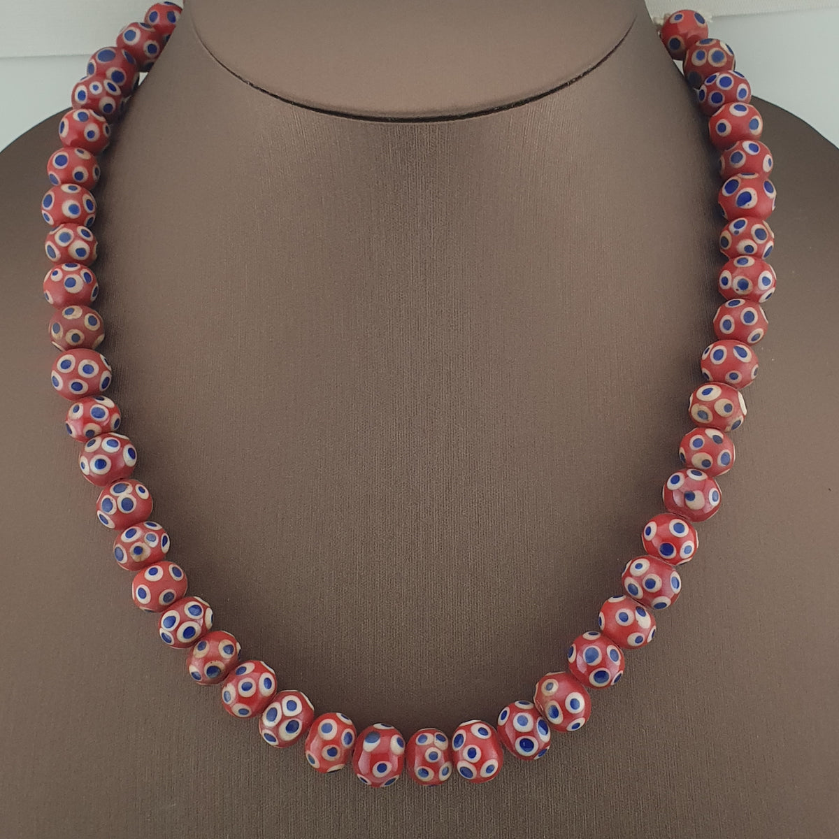 Collier de perles de verre rouges Mille Yeux bleus de style vénitien antique
