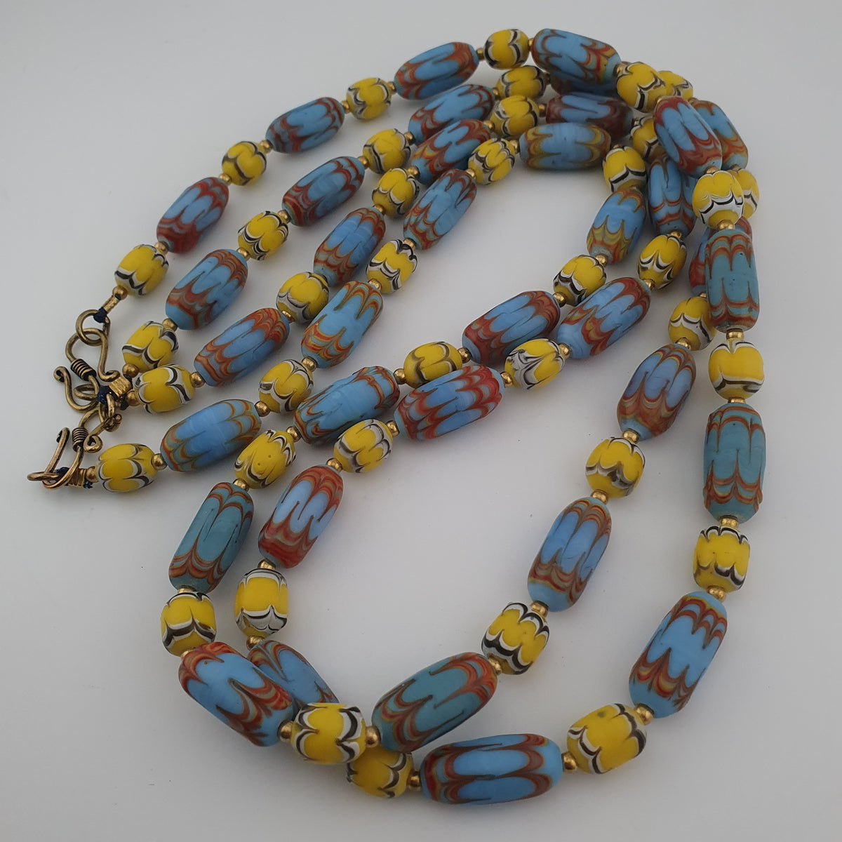 Collier de perles vénitiennes anciennes bleu ciel et jaunes