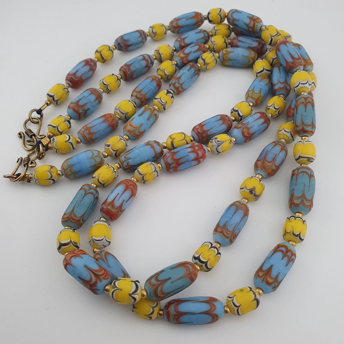 Collier de perles vénitiennes anciennes bleu ciel et jaunes