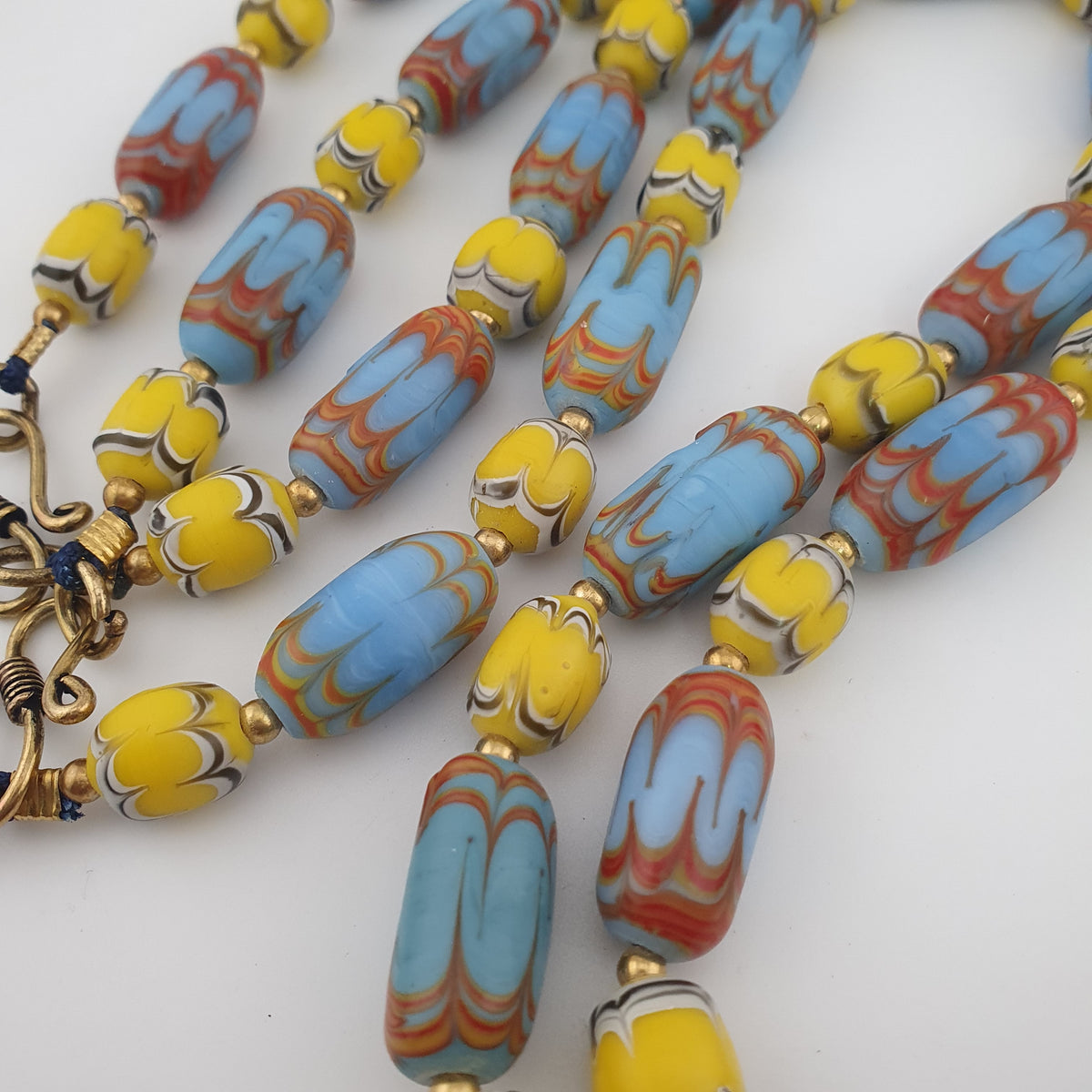 Collier de perles vénitiennes anciennes bleu ciel et jaunes
