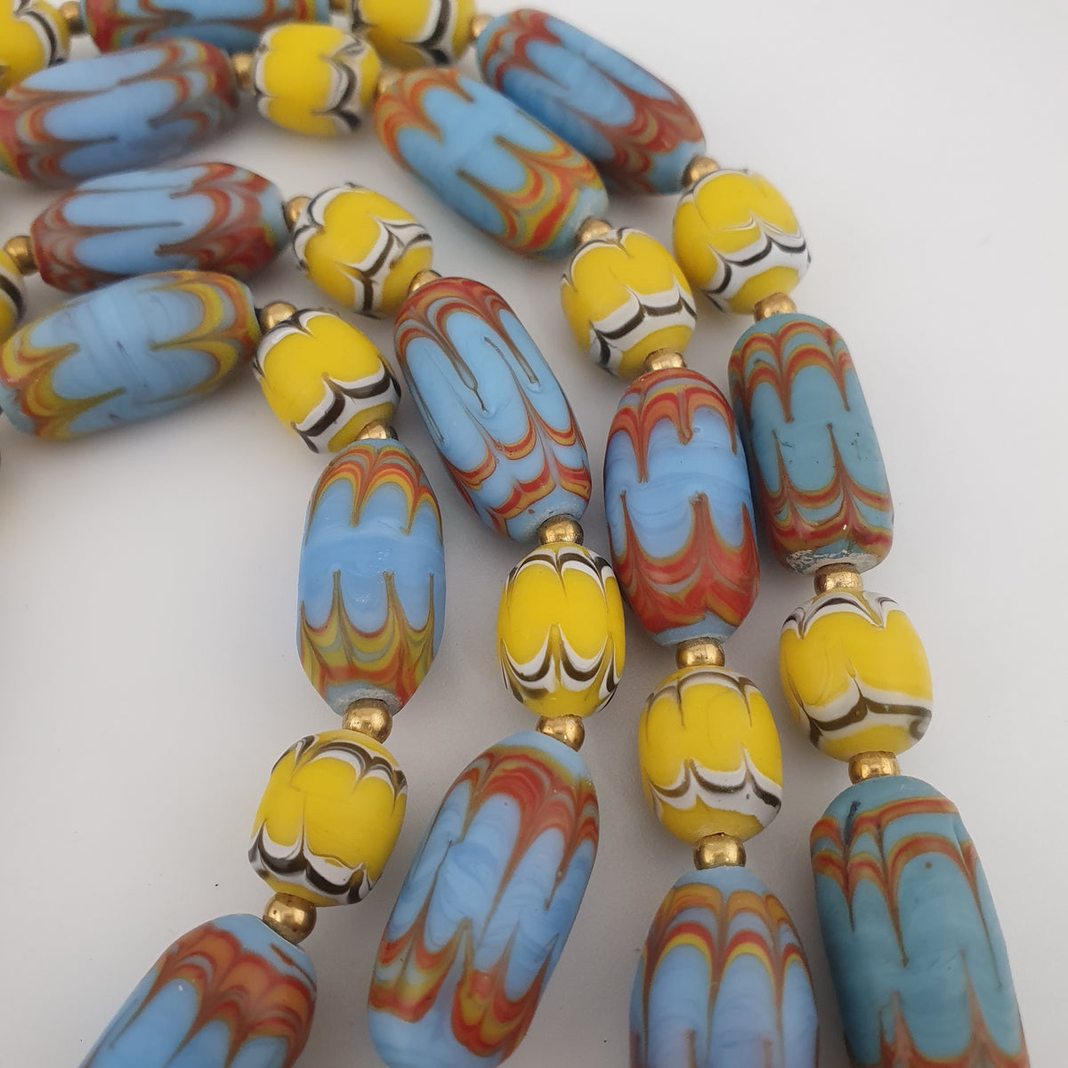 Collier de perles vénitiennes anciennes bleu ciel et jaunes