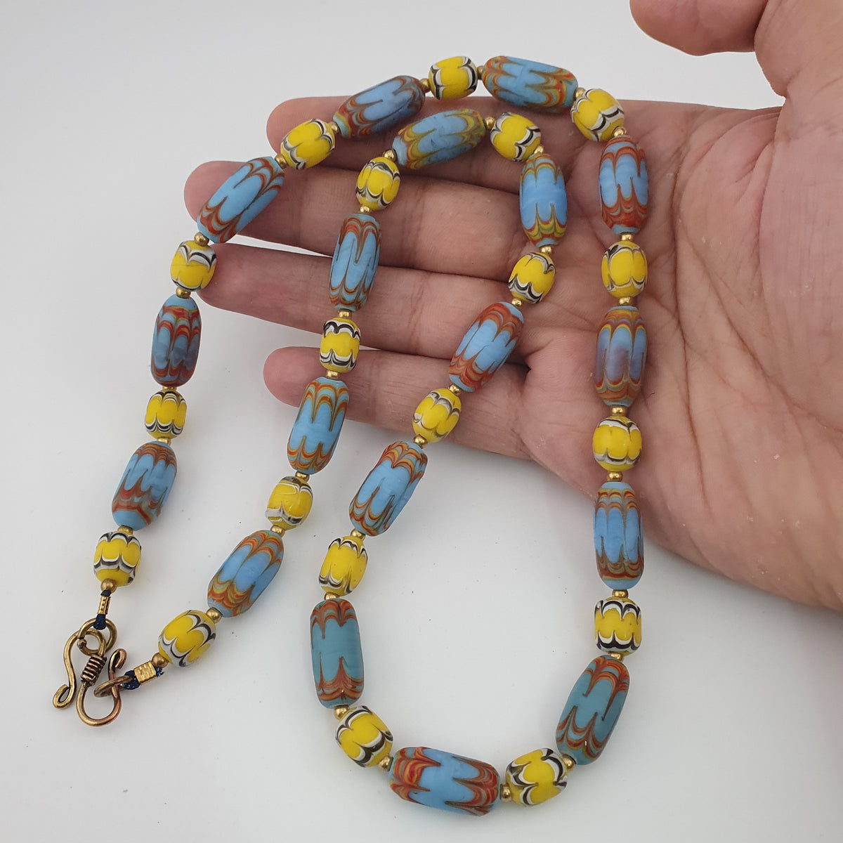 Collier de perles vénitiennes anciennes bleu ciel et jaunes
