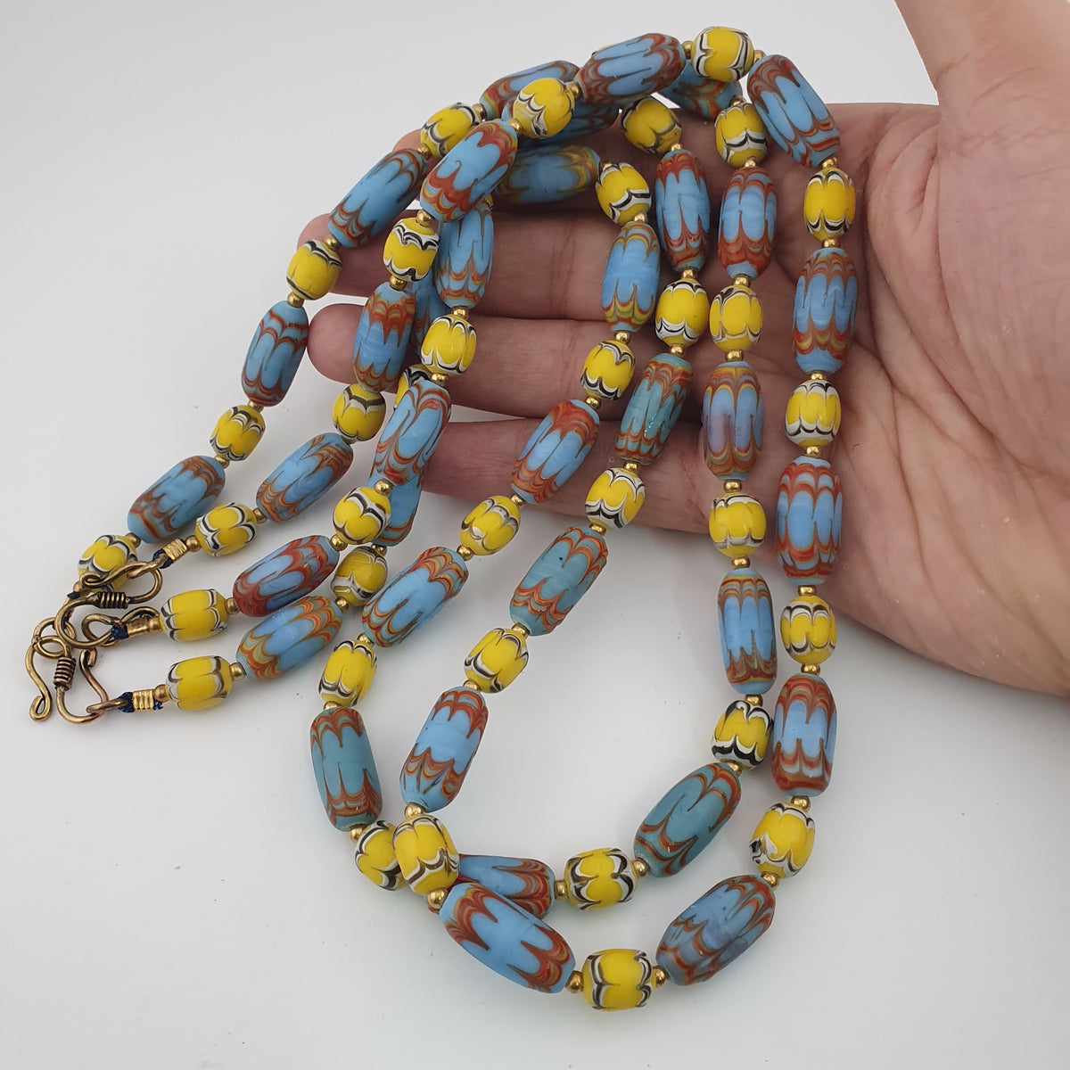 Collier de perles vénitiennes anciennes bleu ciel et jaunes