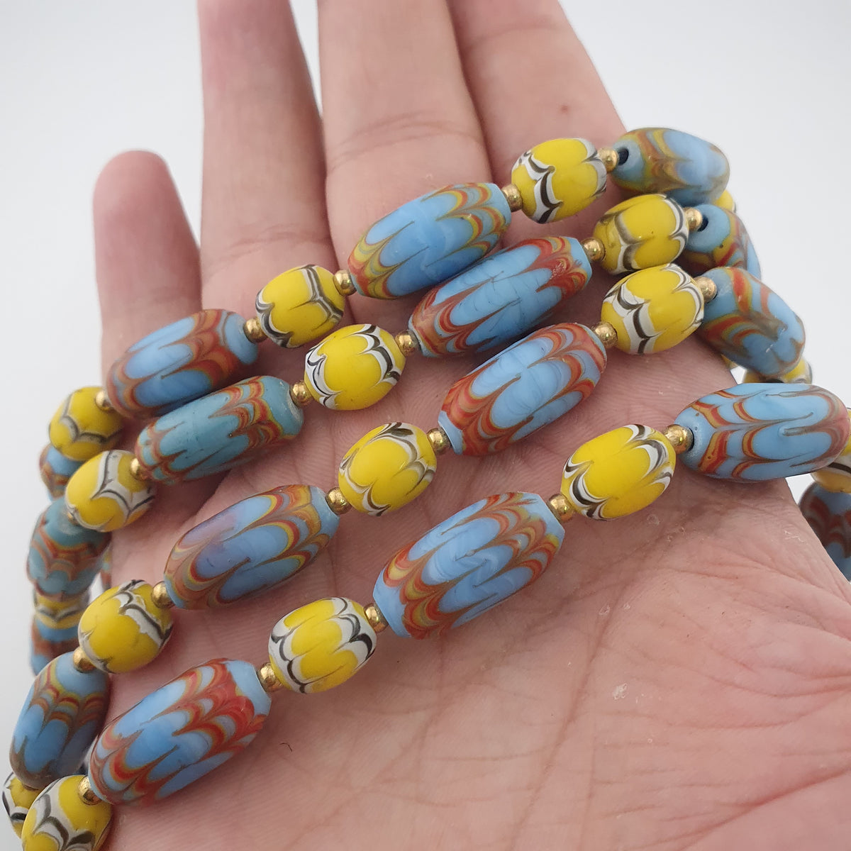 Collier de perles vénitiennes anciennes bleu ciel et jaunes
