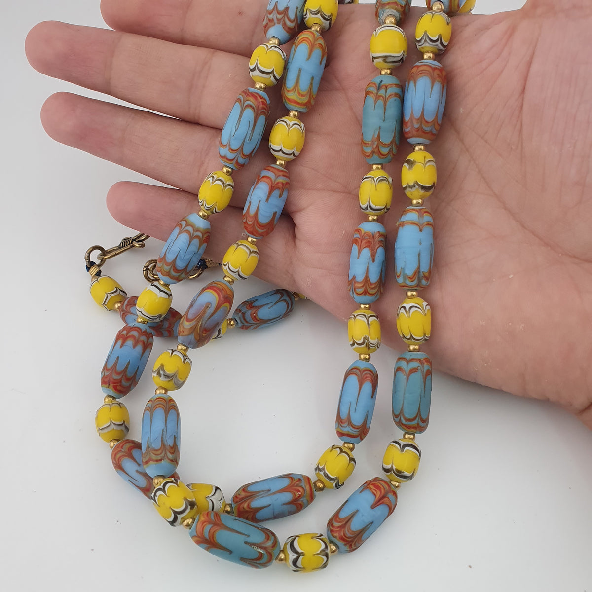 Collier de perles vénitiennes anciennes bleu ciel et jaunes