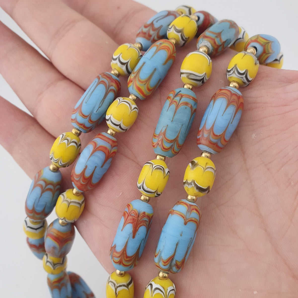 Collier de perles vénitiennes anciennes bleu ciel et jaunes