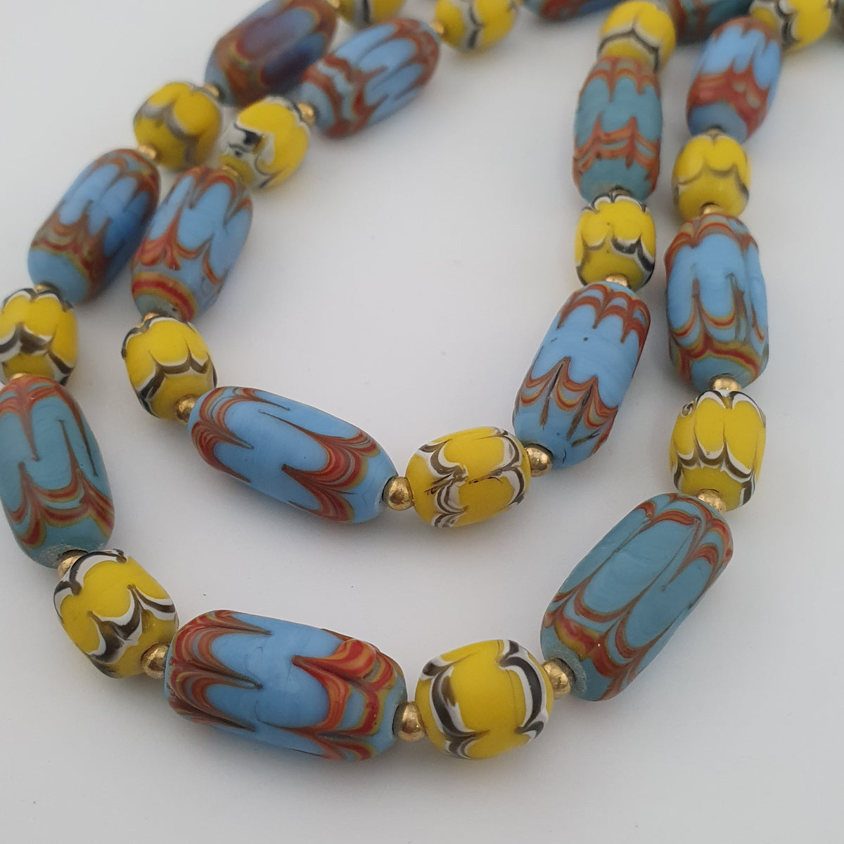 Collier de perles vénitiennes anciennes bleu ciel et jaunes