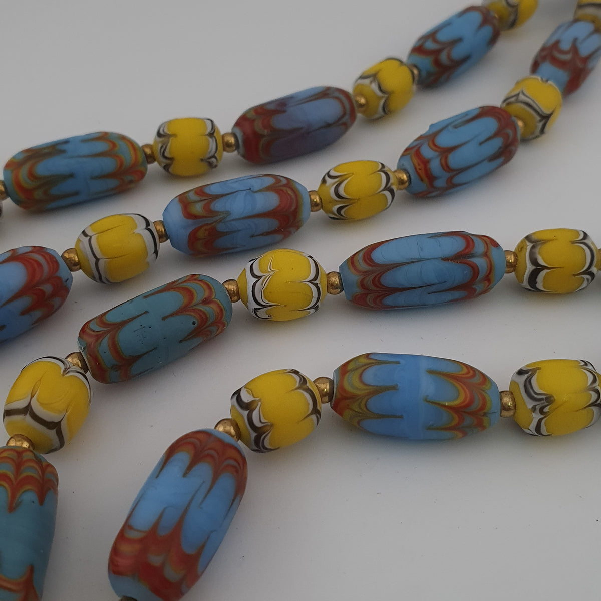 Collier de perles vénitiennes anciennes bleu ciel et jaunes