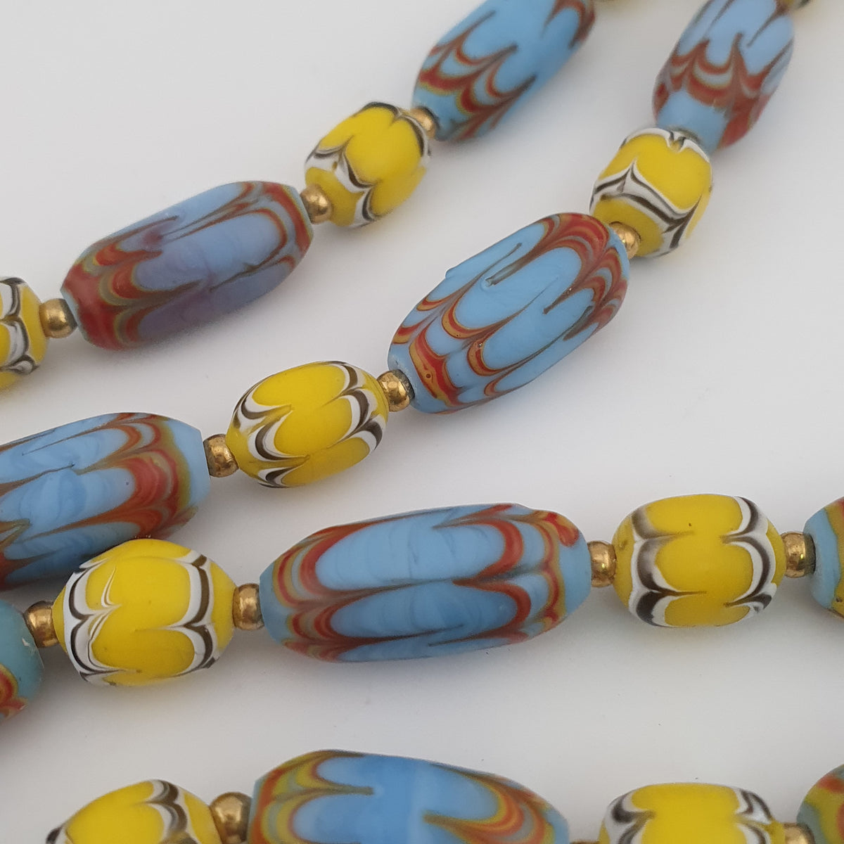 Collier de perles vénitiennes anciennes bleu ciel et jaunes