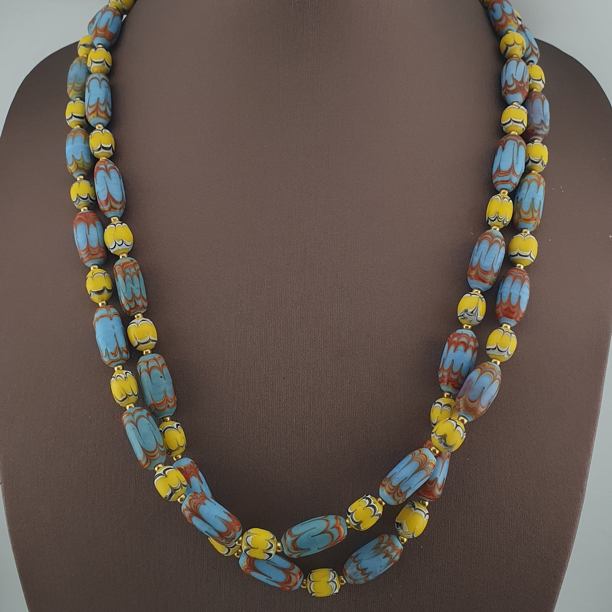 Collier de perles vénitiennes anciennes bleu ciel et jaunes