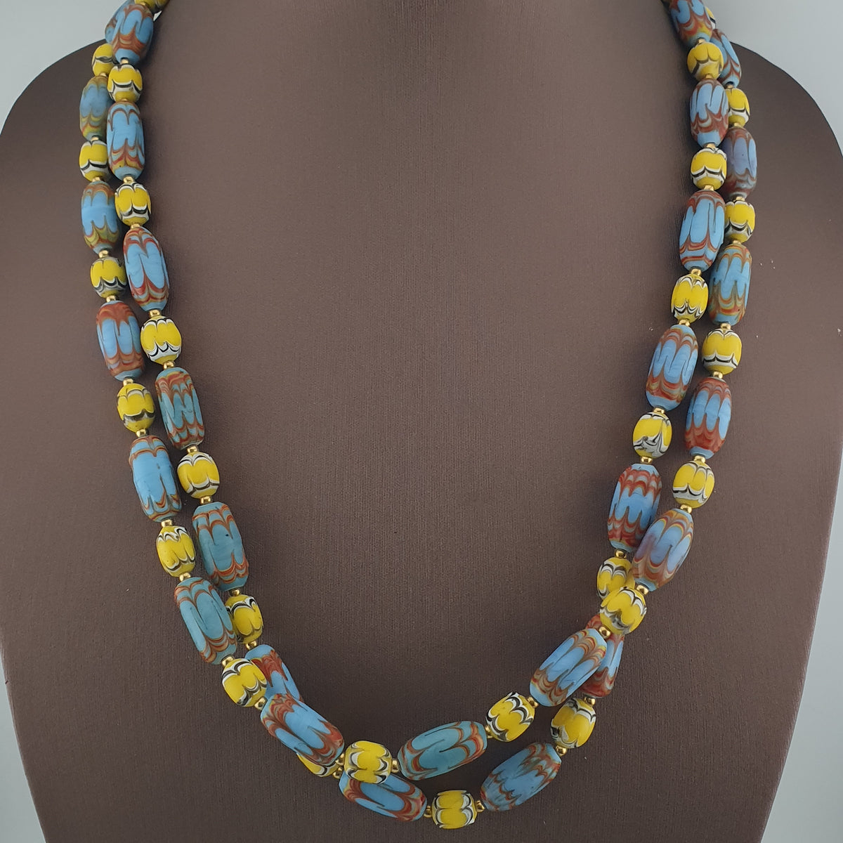 Collier de perles vénitiennes anciennes bleu ciel et jaunes