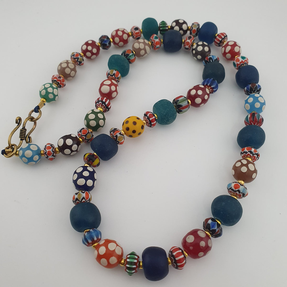 Collier de perles de verre vénitiennes anciennes, style africain, multicolores à pois et chevrons