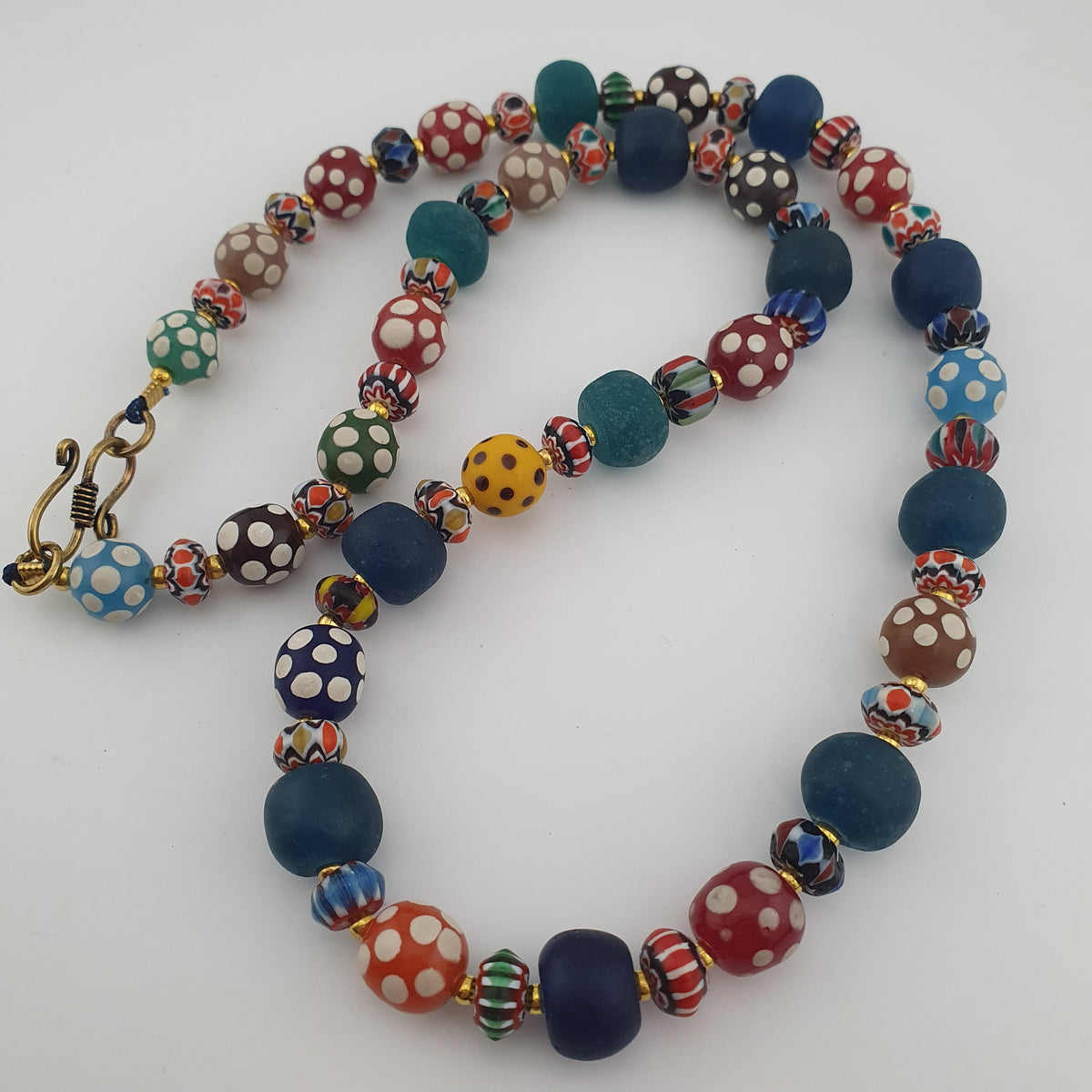 Collier de perles de verre vénitiennes anciennes, style africain, multicolores à pois et chevrons