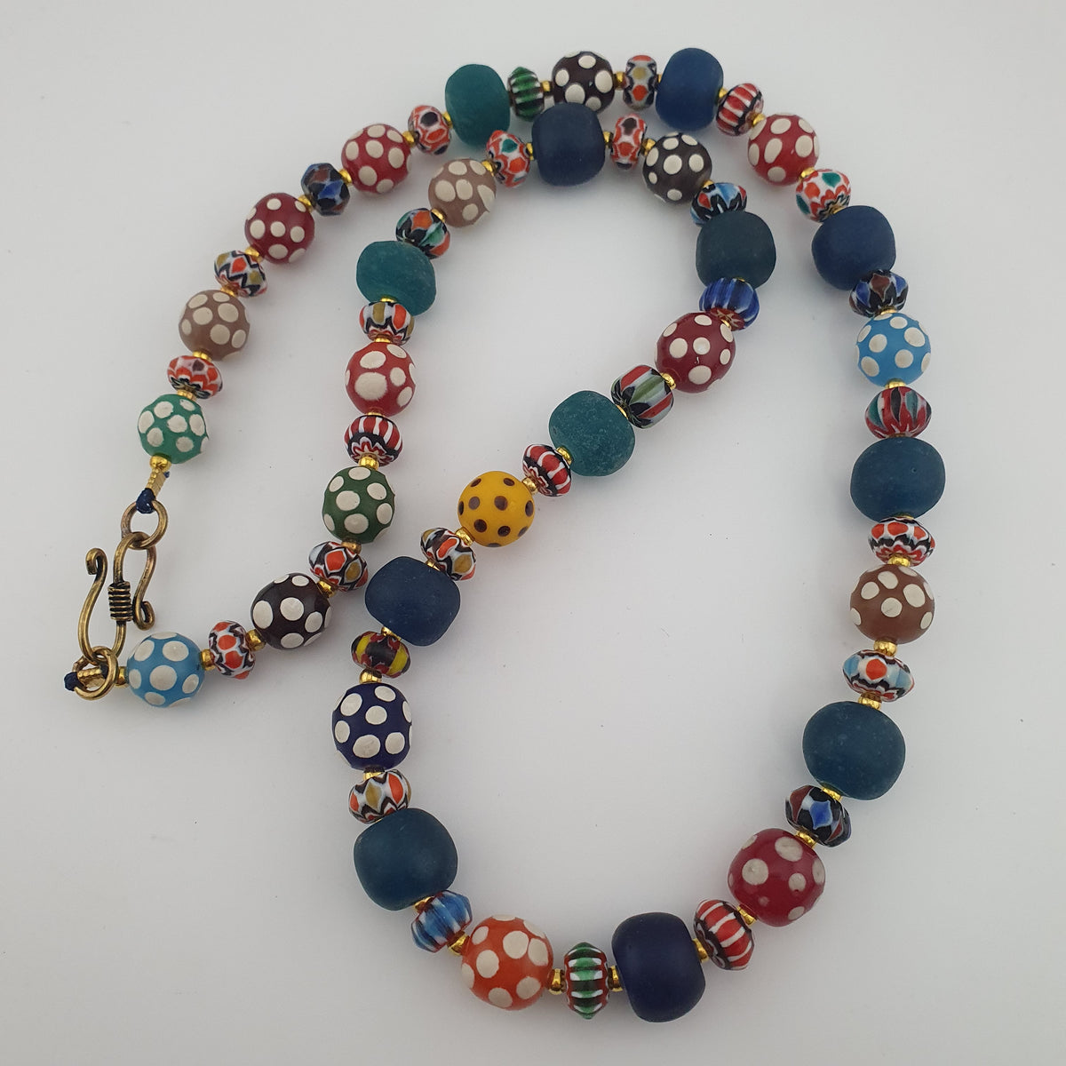 Collier de perles de verre vénitiennes anciennes, style africain, multicolores à pois et chevrons