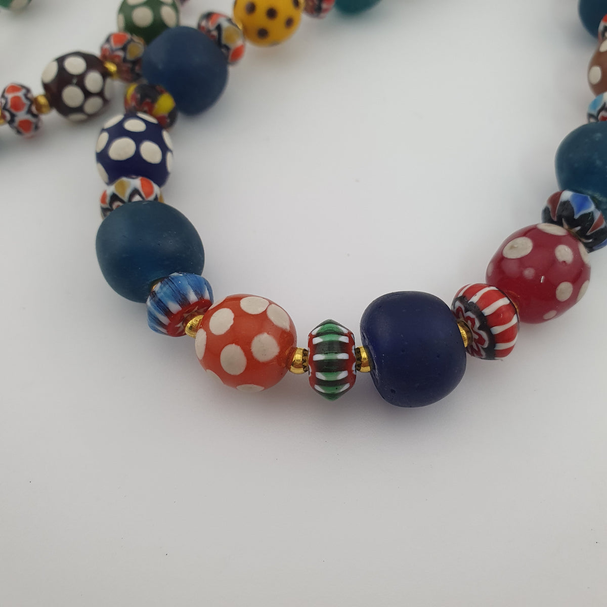 Collier de perles de verre vénitiennes anciennes, style africain, multicolores à pois et chevrons