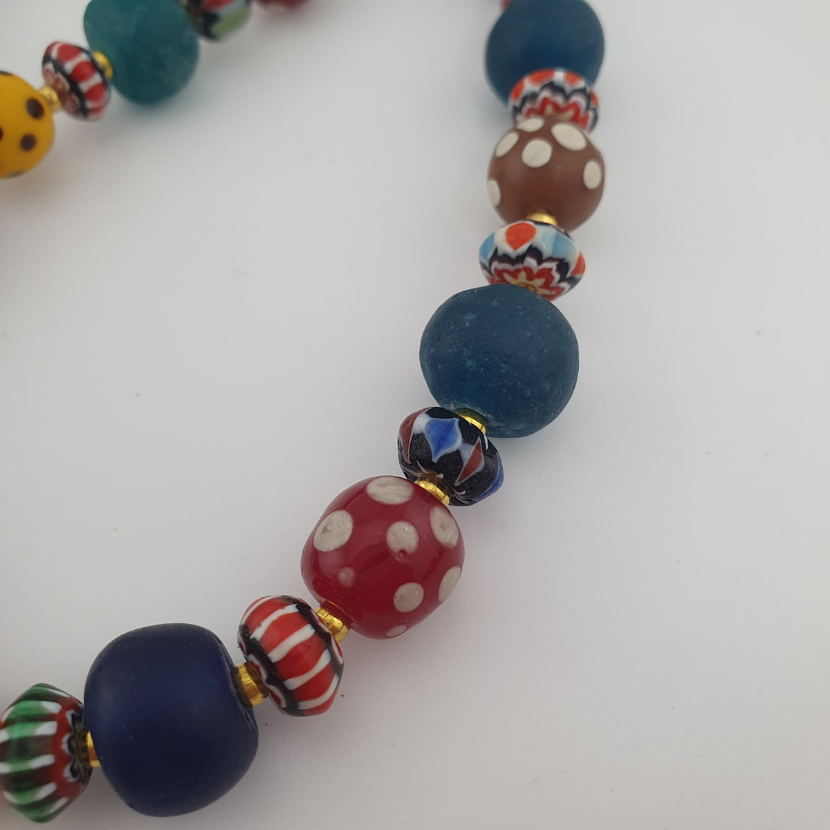 Collier de perles de verre vénitiennes anciennes, style africain, multicolores à pois et chevrons