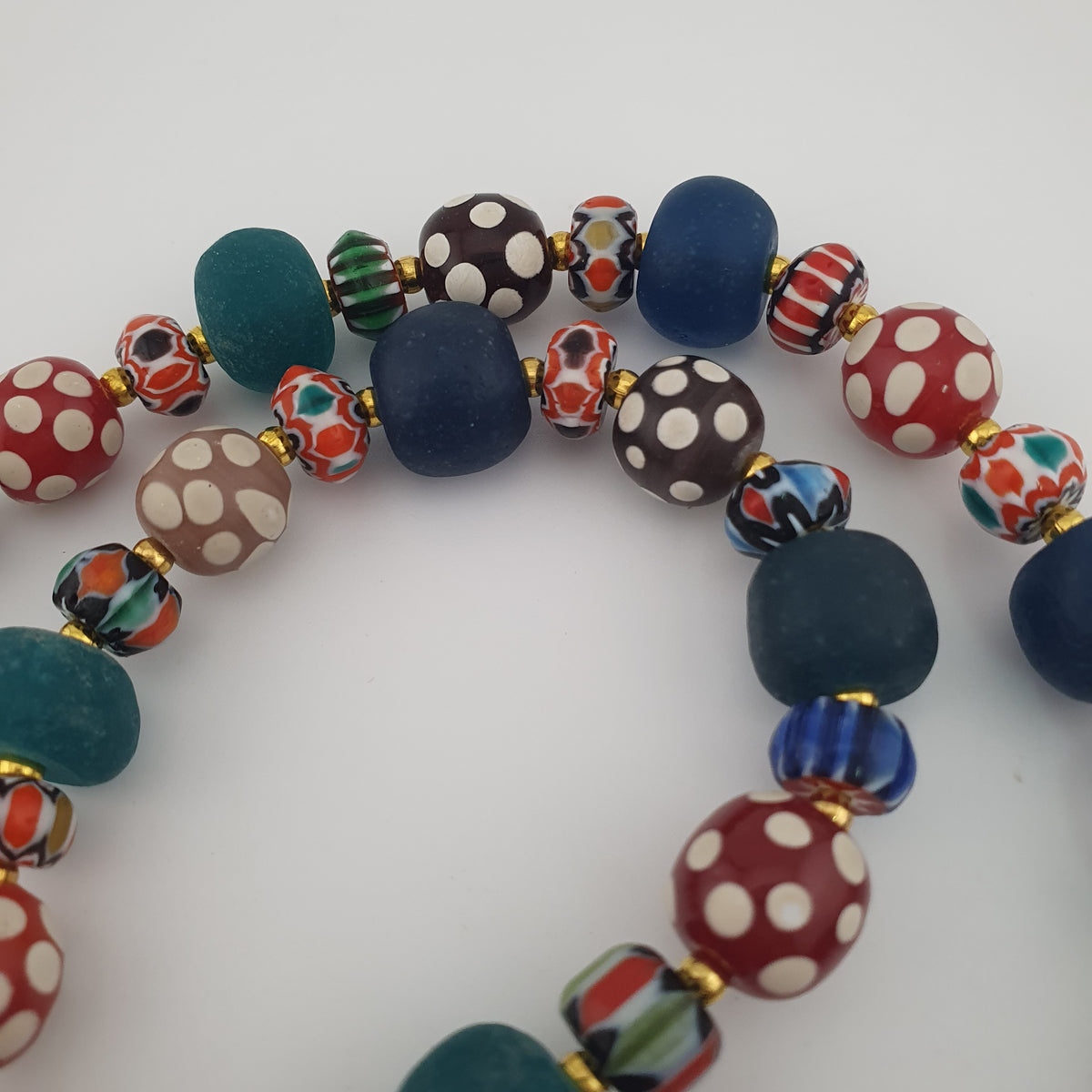 Collier de perles de verre vénitiennes anciennes, style africain, multicolores à pois et chevrons