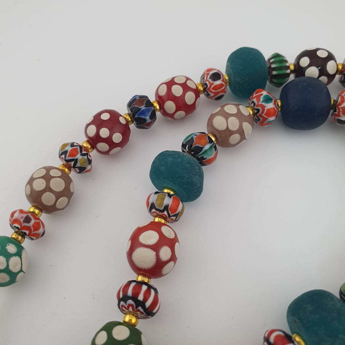 Collier de perles de verre vénitiennes anciennes, style africain, multicolores à pois et chevrons