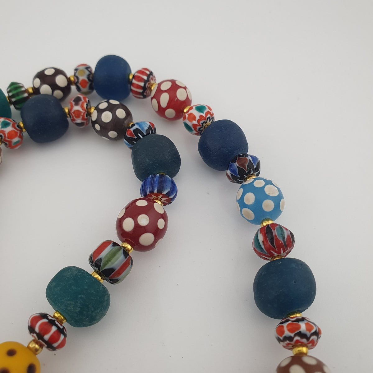 Collier de perles de verre vénitiennes anciennes, style africain, multicolores à pois et chevrons