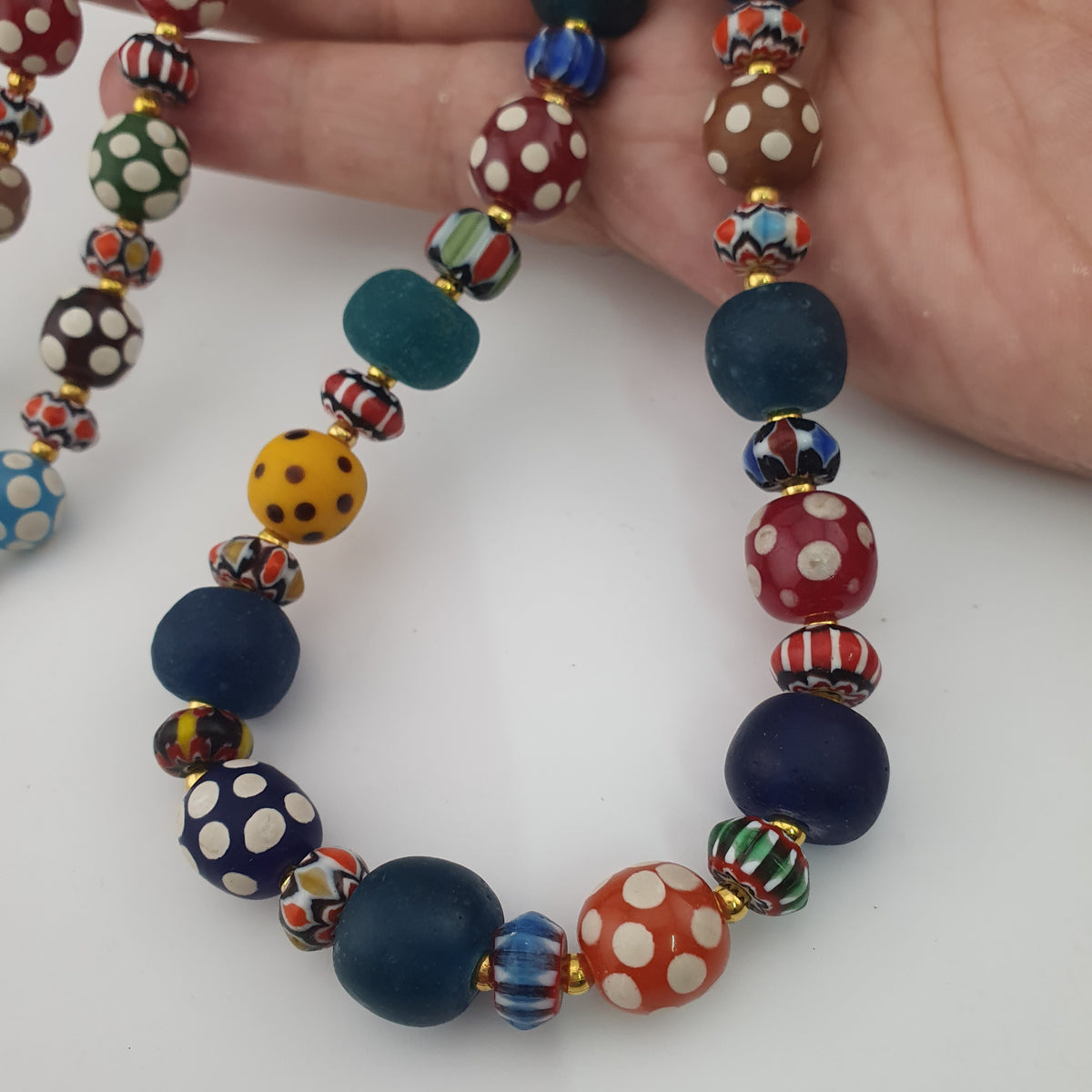 Collier de perles de verre vénitiennes anciennes, style africain, multicolores à pois et chevrons