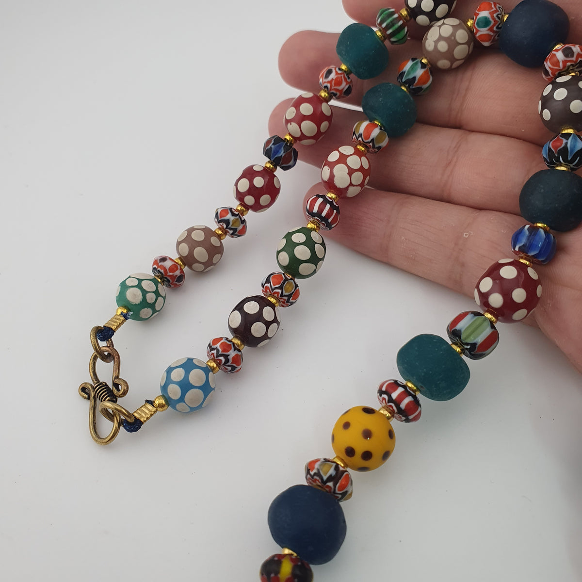 Collier de perles de verre vénitiennes anciennes, style africain, multicolores à pois et chevrons