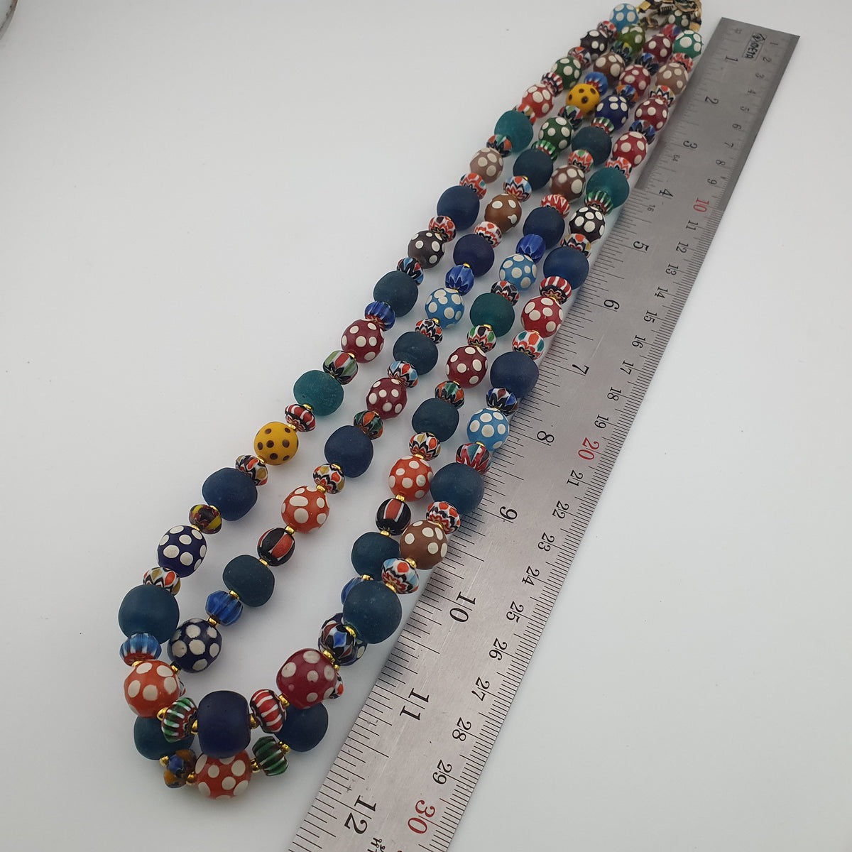Collier de perles de verre vénitiennes anciennes, style africain, multicolores à pois et chevrons