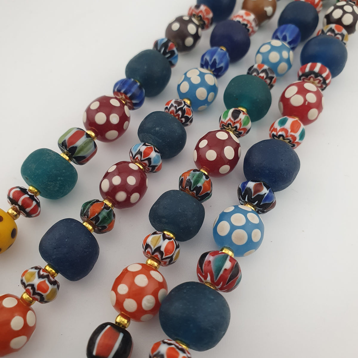 Collier de perles de verre vénitiennes anciennes, style africain, multicolores à pois et chevrons