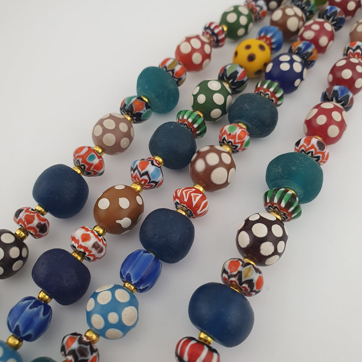 Collier de perles de verre vénitiennes anciennes, style africain, multicolores à pois et chevrons
